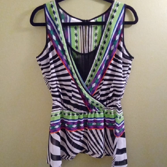 Bisou Bisou Tops - Womans S Bisou Bisou Black and White Asymmetrical Sleeveless Tank Top Light